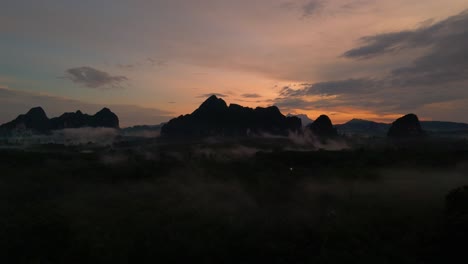 Beginn-Eines-Wunderschönen-Tages.-Frühmorgens-Nebliger-Sonnenaufgang-über-Der-Krabi-Kalksteinlandschaft,-Der-Aus-Dem-Nebel-Aufsteigt