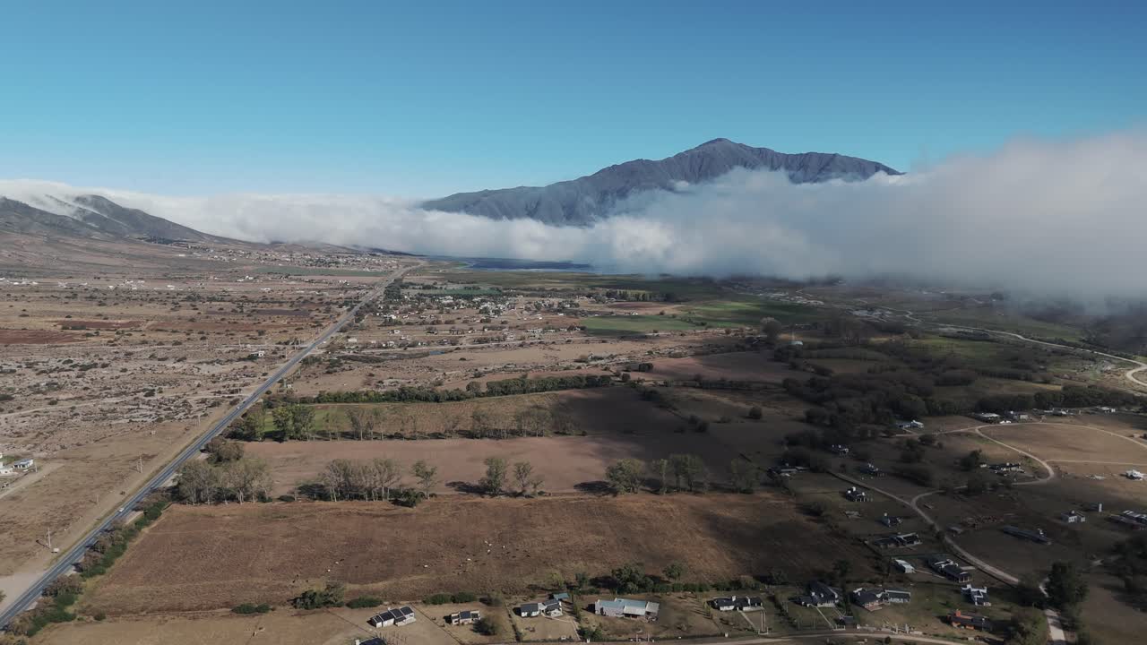 vista aérea del valle de tafí en una ciudad de la provincia de tucumán, una ciudad en la zona árida del noroeste de argentina