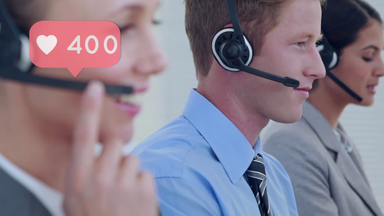 전화 헤드 ⁇ 을 착용 한 사업 사람 들 위 에 변화 하는 숫자 와 아이콘 의 애니메이션