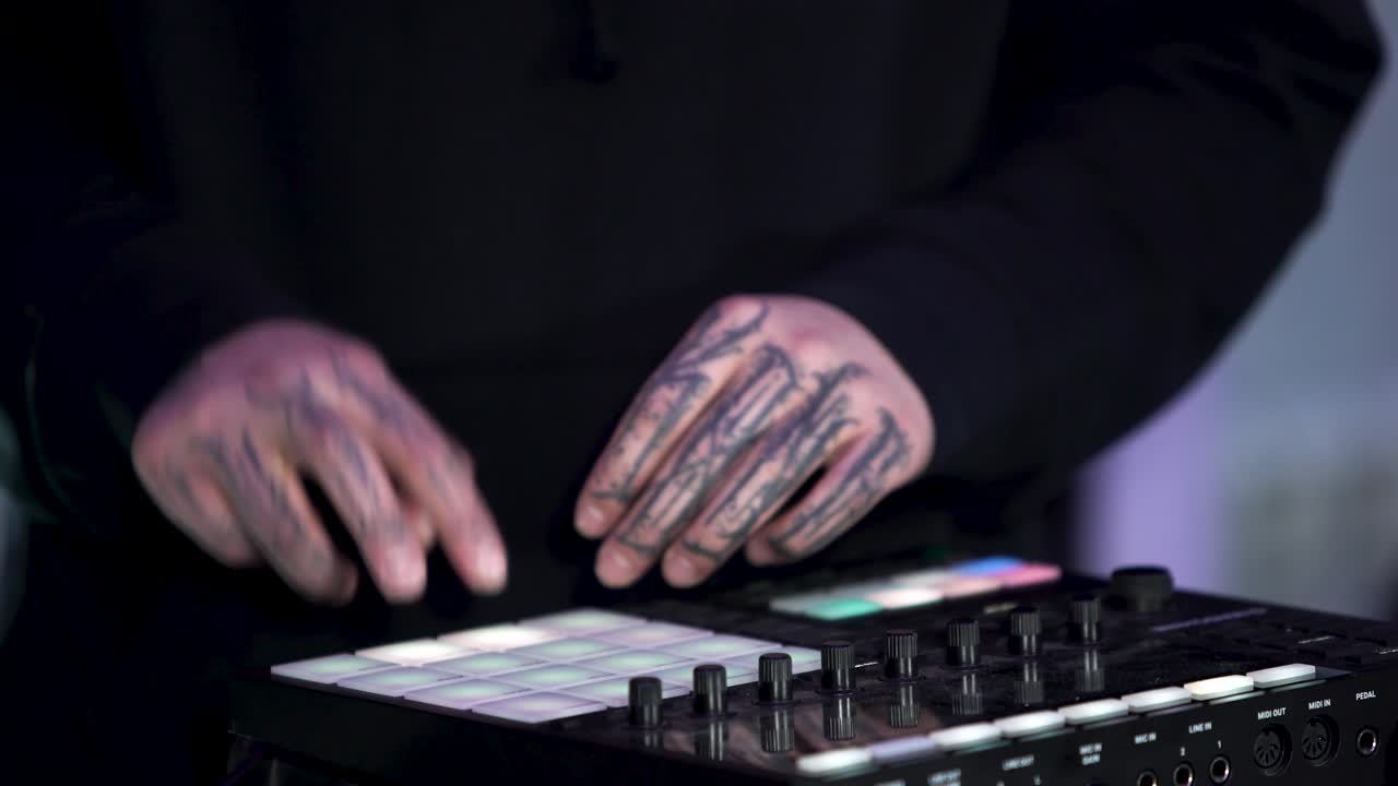 음악을 연주하는 dj