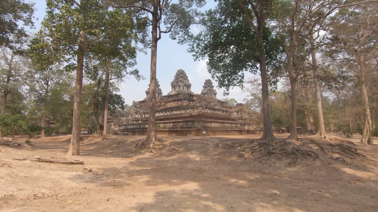 ruinas de angkor, magnífico complejo de templos y árboles n 4k, camboya