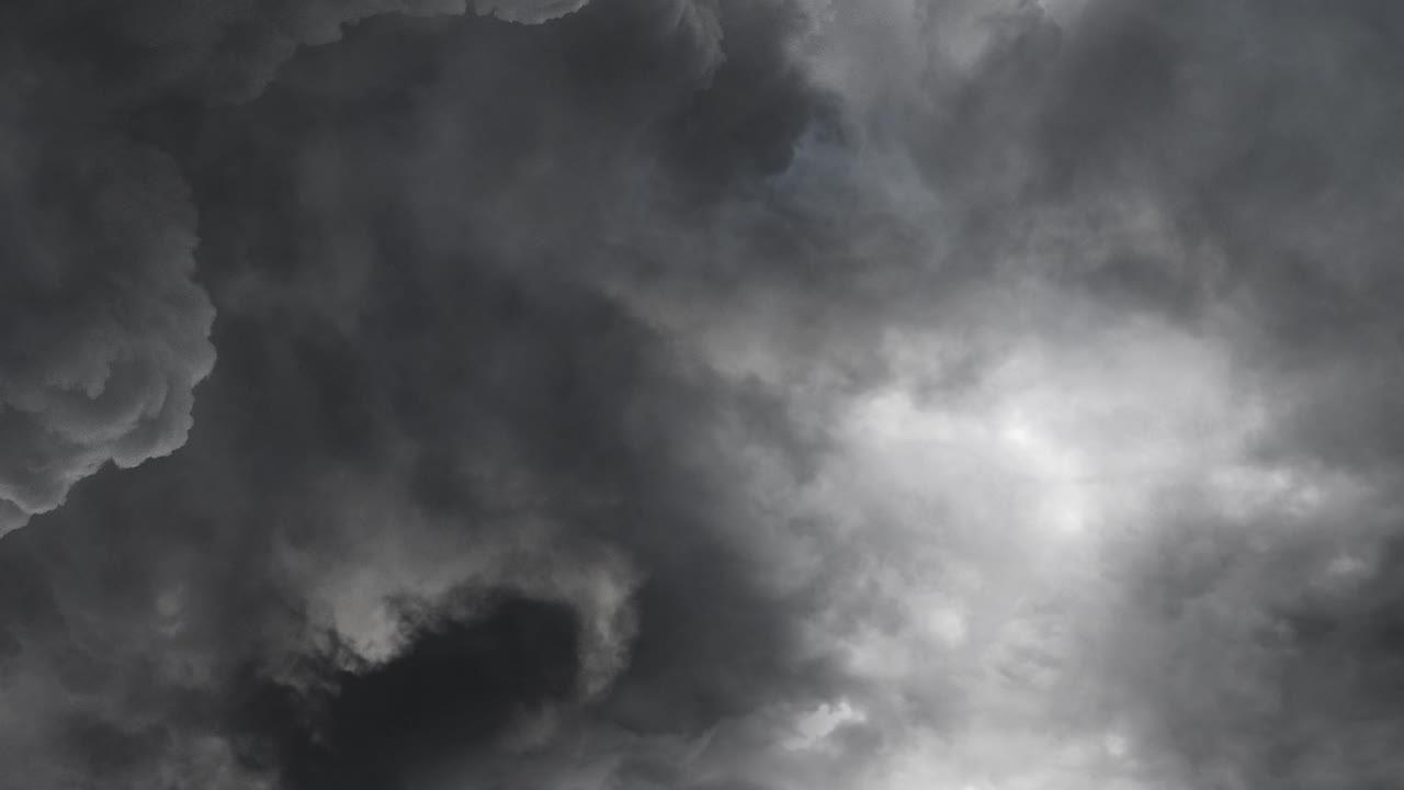 거대한 폭풍우 구름과 천둥