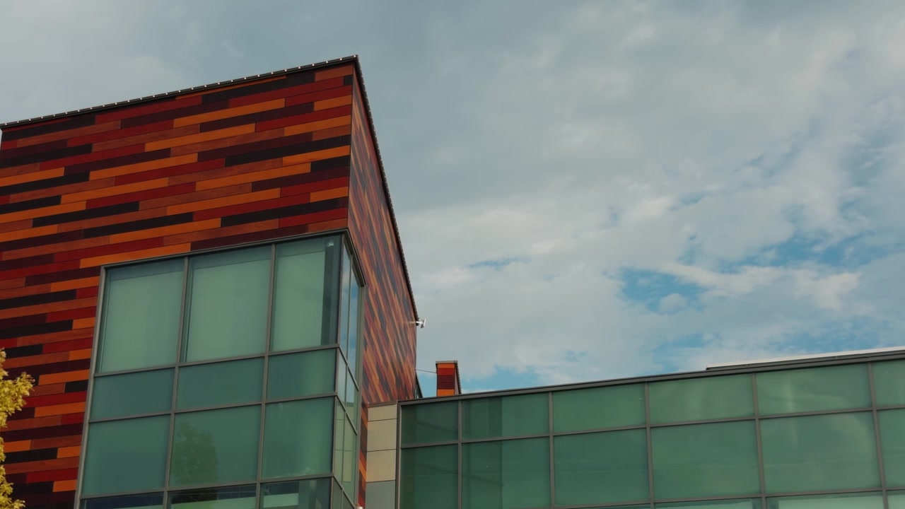 Veduta statica dal basso di un edificio moderno con rivestimento colorato