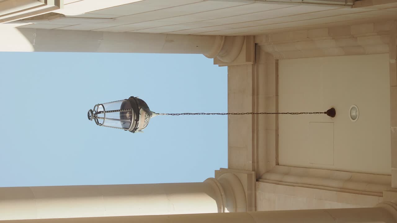 Lanterna decorata appesa a un edificio