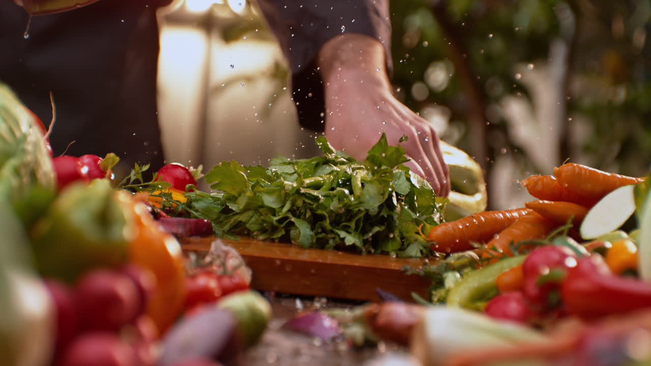 요리사 가 식사 를 위해 신선 한 채소 를 준비 하고 있다