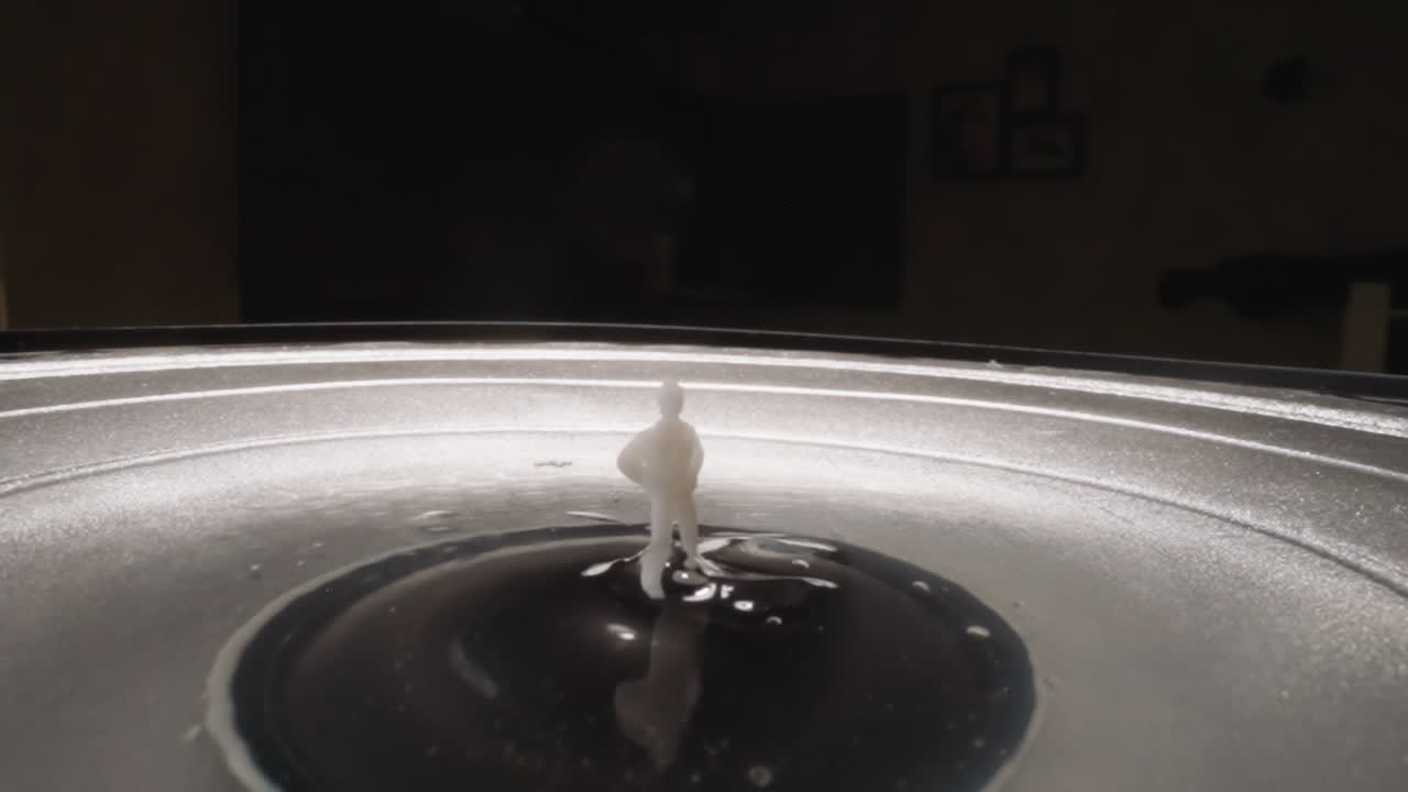 밀집 된 히알루론산 에 서 있는 백인 의 형상