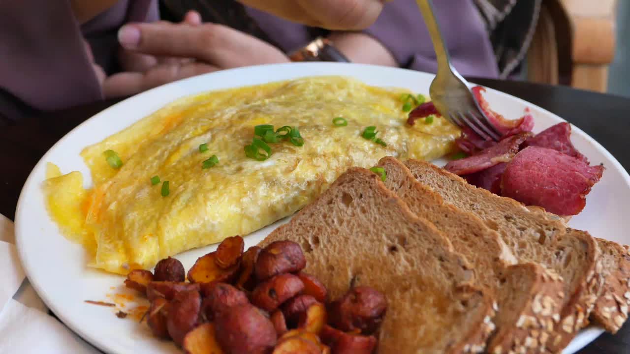 delicioso desayuno de tortilla con tostadas y patatas