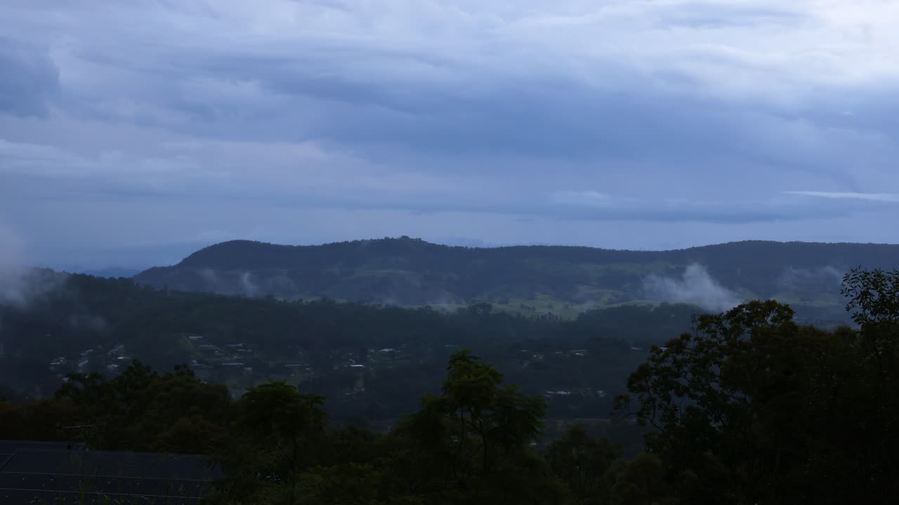 안개는 시간이 지남에 따라 산을 감싸고 있습니다.