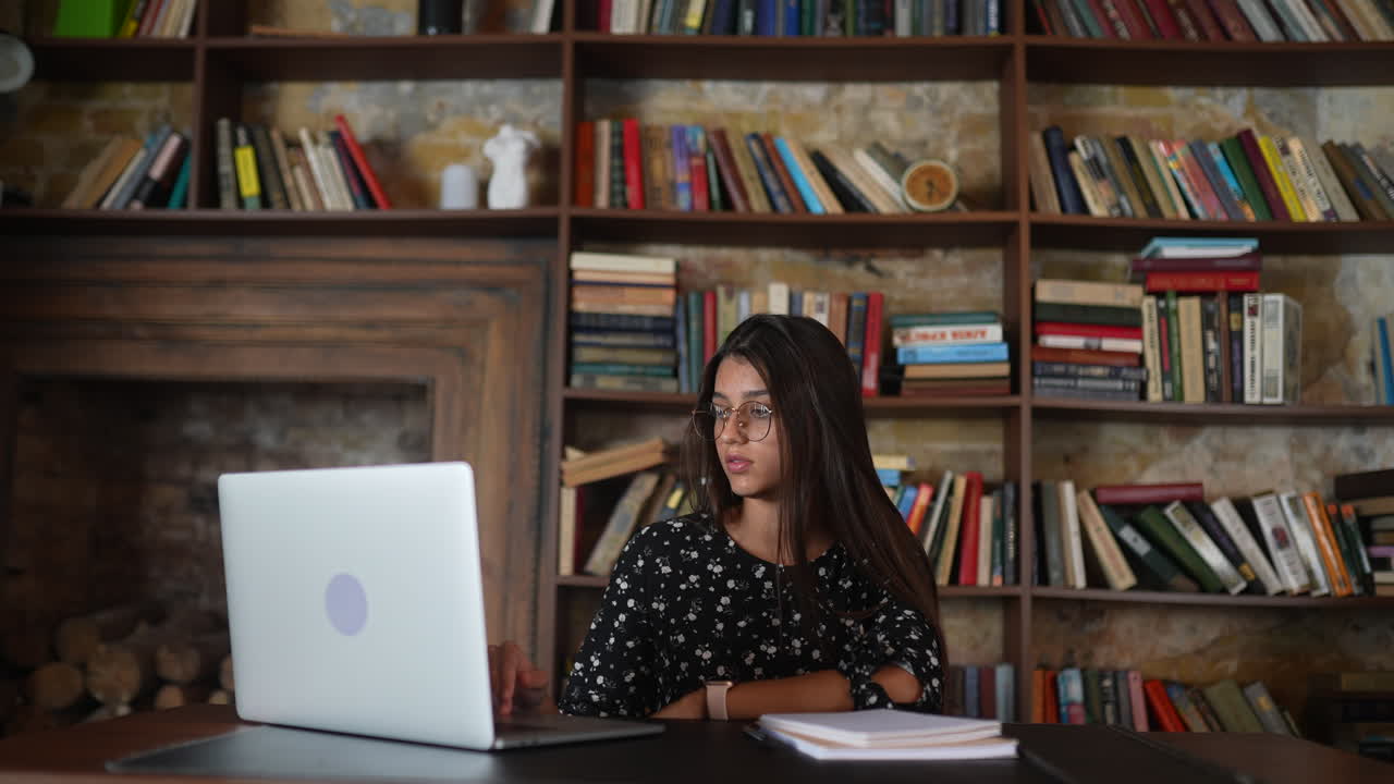 mujer estudiando en una biblioteca
