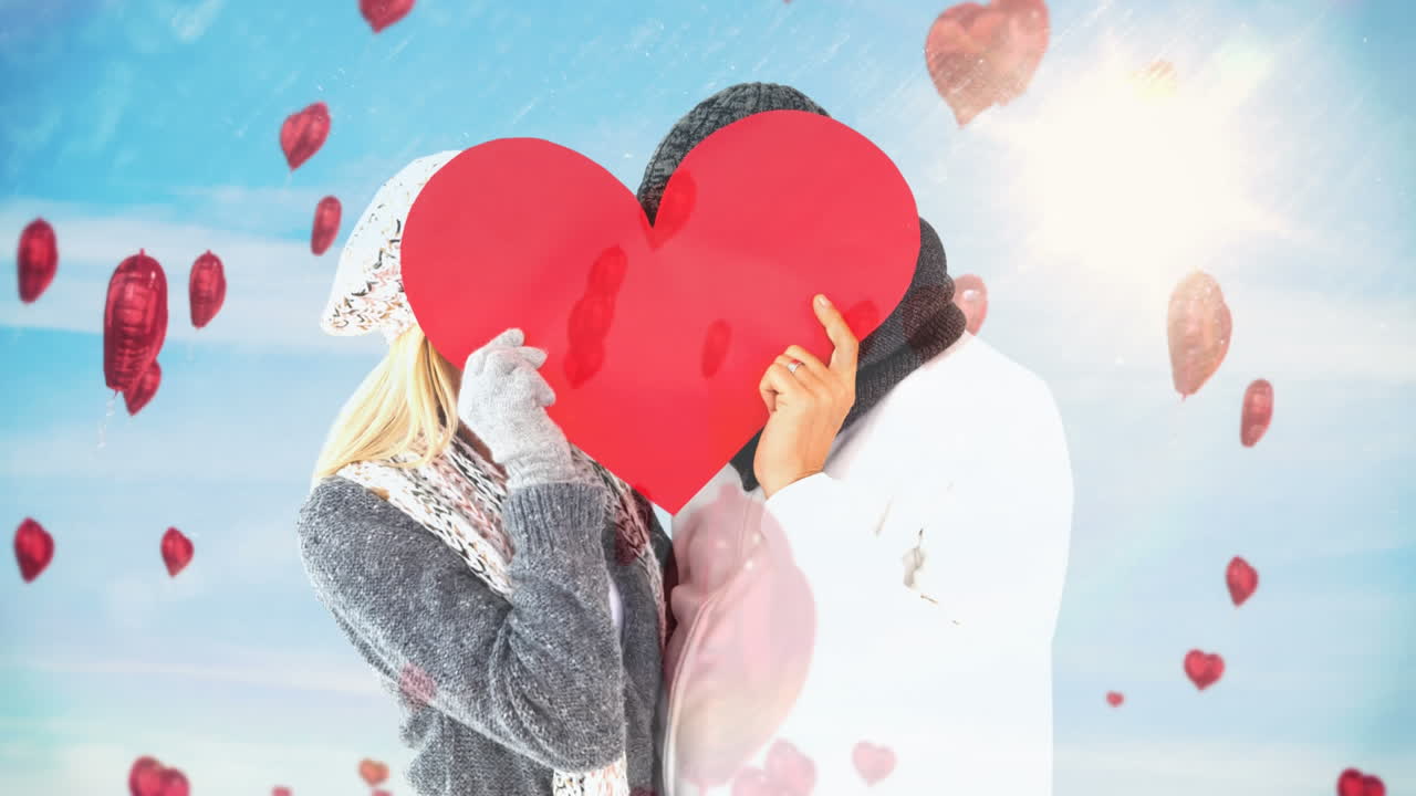 커플이 큰 읽기 심장을 들고