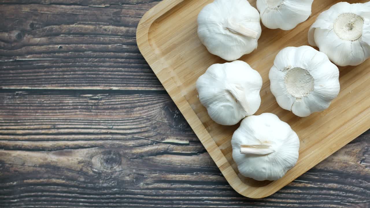 ⁇  바탕에 마늘을 가 ⁇ 게 찍습니다.