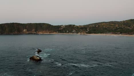 volando a través de montañas rocosas cerca de la costa de oaxaca, mazunte oaxaca, méxico