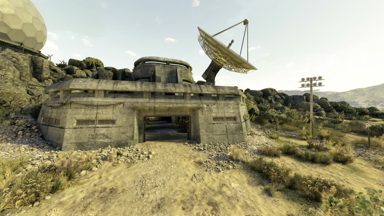 Antenna parabolica di una stazione nel deserto remota, con una cupola protettiva logora.