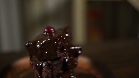 pastel de chocolate. pastel de brownie con cerezas. pastel de brownie de chocolate