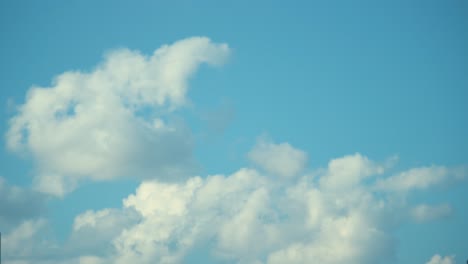 toma de lapso de tiempo de nubes de surf en el cielo azul, video 4k