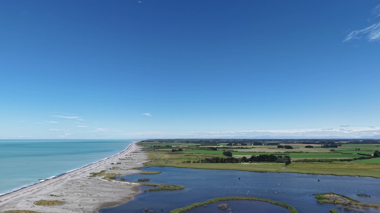 Descente aérienne vers la végétation et l'habitat des oiseaux en été (lagon de Coopers, Canterbury, Nouvelle-Zélande)