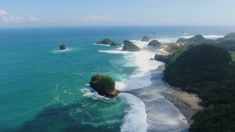 paraíso tropical playa de asmara bañada por las tranquilas olas del océano java indonesia, antena