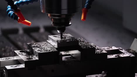 CNC-Maschine-Schneidet-Ein-Stück-Metall-P2