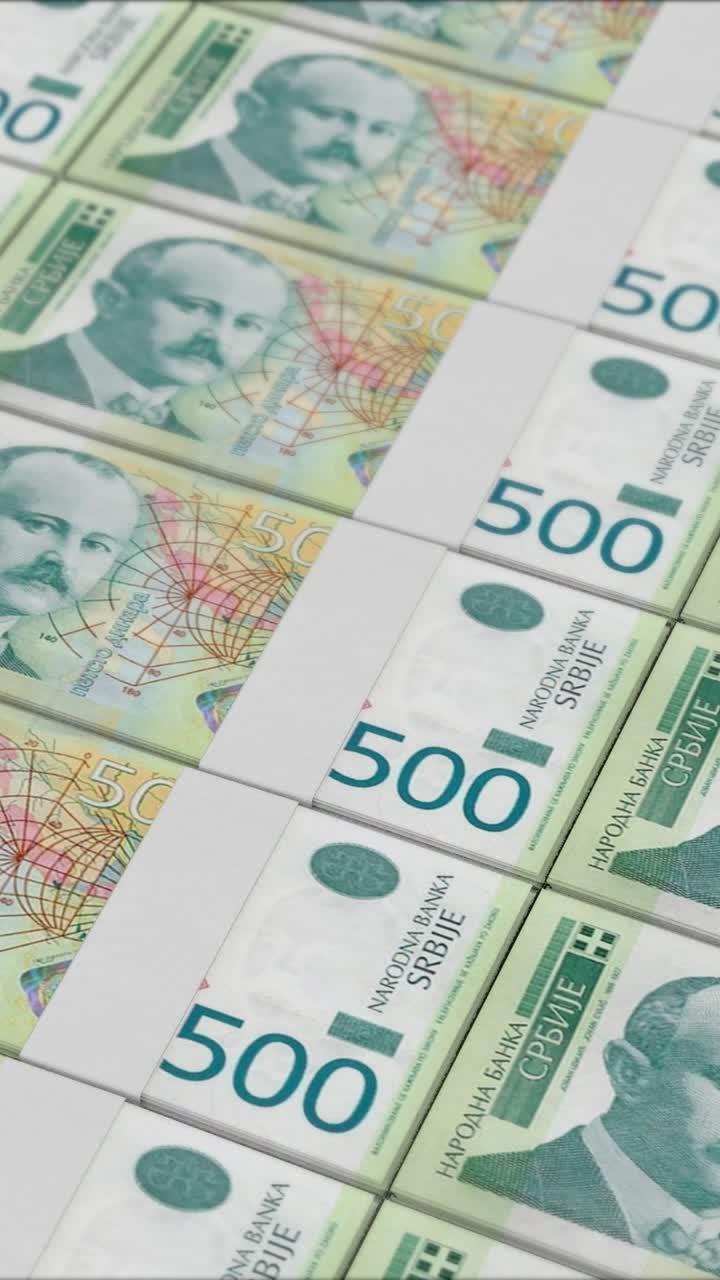 vídeo vertical de billetes de 500 dinares serbios impresos por una prensa de dinero