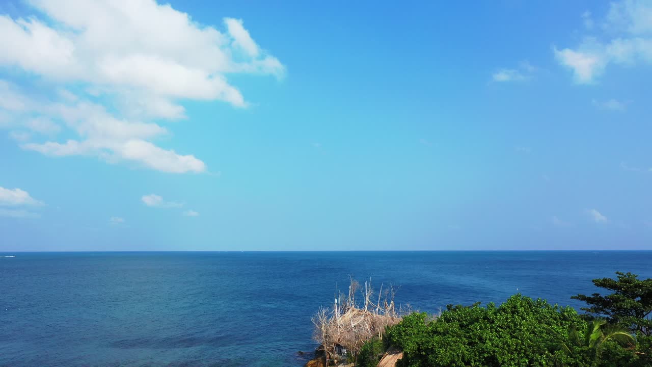 하얀 모래 해변과 청록색 바다, 태국이 있는 공중의 작은 열대 섬