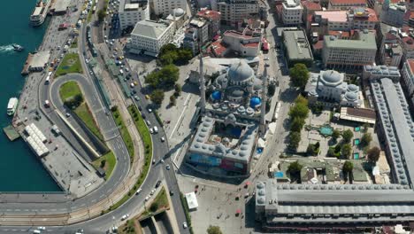 mezquita en construcción junto al río bósforo en un brillante día de verano, vista aérea desde arriba