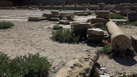 ruinas romanas esparcidas en el suelo en el sitio arqueológico de sbeitla en túnez