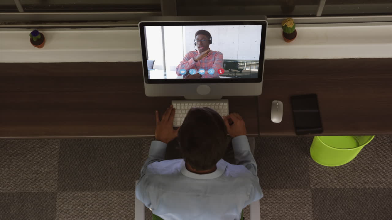 Vista dall'alto di un uomo in videoconferenza