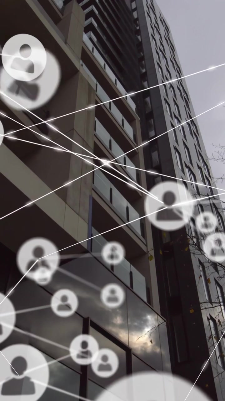 Vídeo vertical: Ícone central aparecendo, enviando linhas enquanto ícones deslizam, mostrando rede tecnológica na fachada