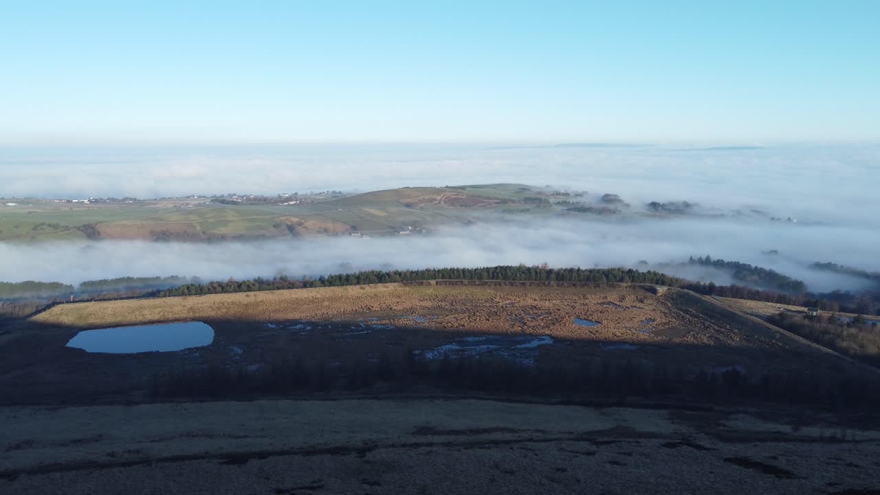 lancashire 농업 시골 공중 흐린 안개 낀 계곡 황무지 언덕 풍경 위로 상승