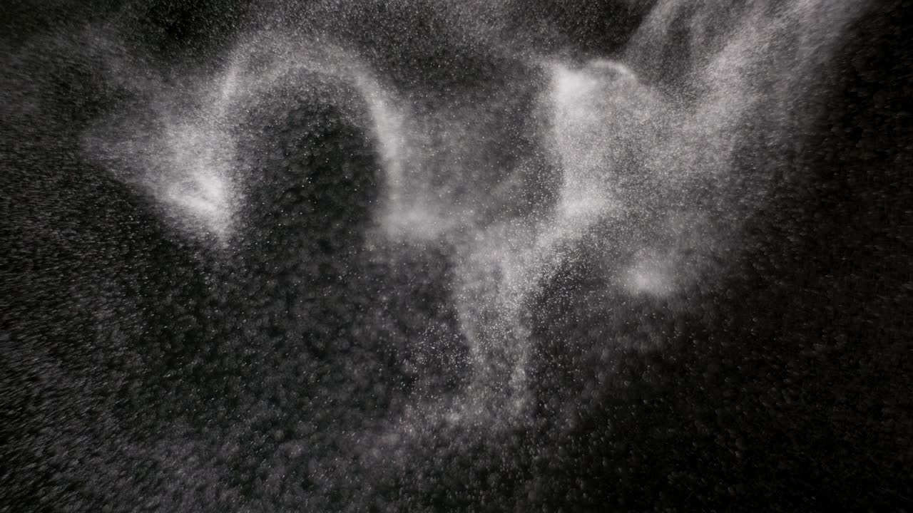 검은 바탕에 분리 된 파우더