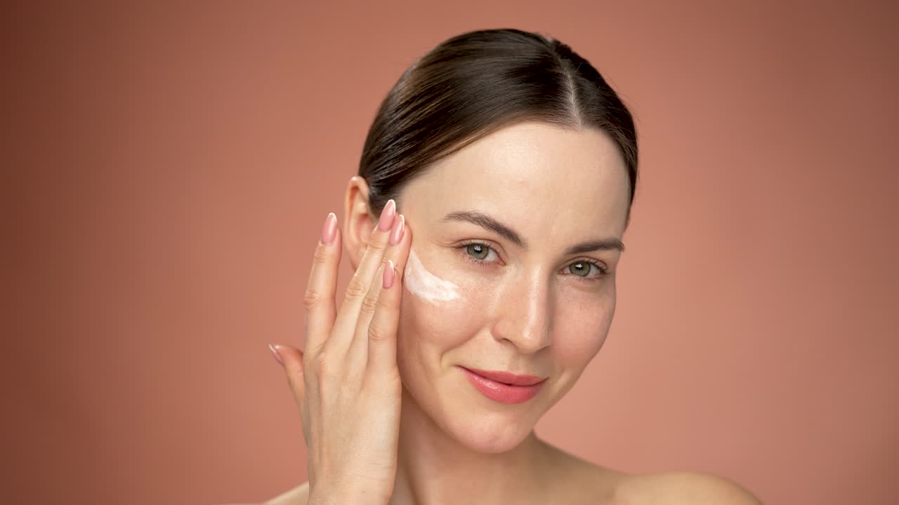 mujer aplicando crema facial