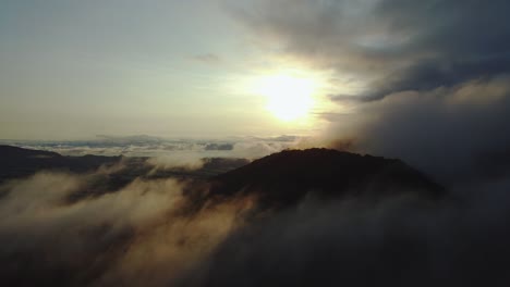 Wunderschöne-Filmische-Luftaufnahme-Eines-Vulkans-In-Costa-Rica-–-4K-Video