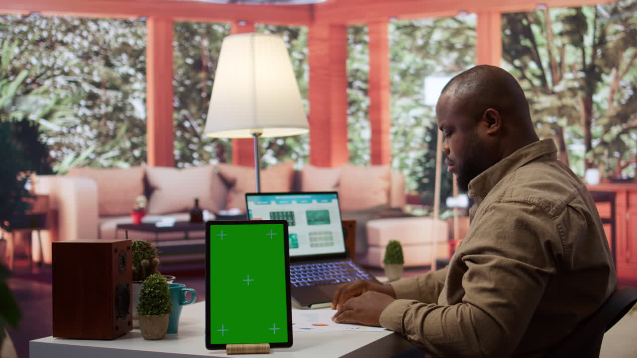 especialista económico asegura las infografías de ventas anuales junto a la pantalla verde