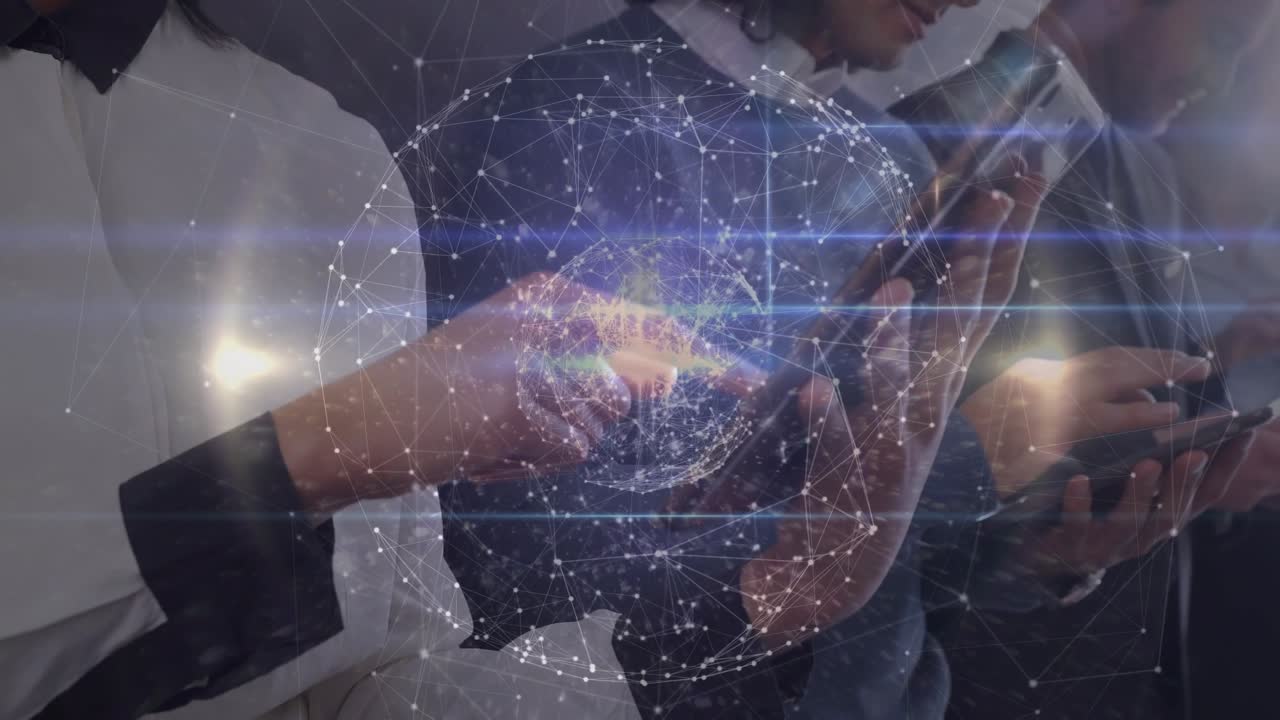 Animazione di rete di connessioni e globo su diversi professionisti in ufficio