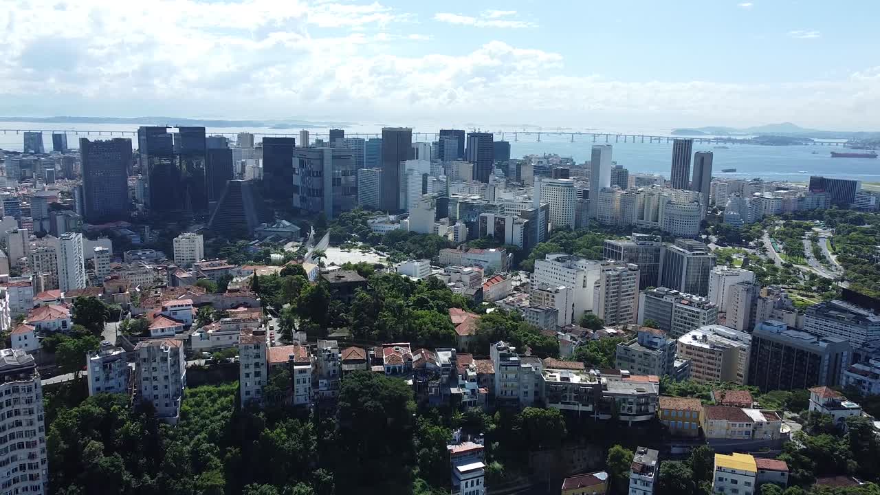foto aérea de río de janeiro con el puente de niterói en el fondo