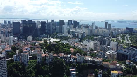 Toma-Aérea-De-Río-De-Janeiro-Con-El-Puente-Niteroi-Al-Fondo