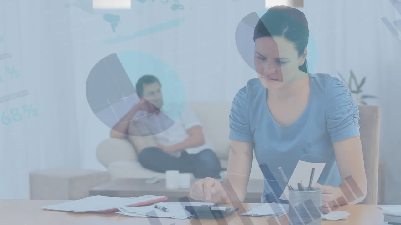 animación de procesamiento de datos financieros con flechas sobre mujer caucásica haciendo presupuesto doméstico