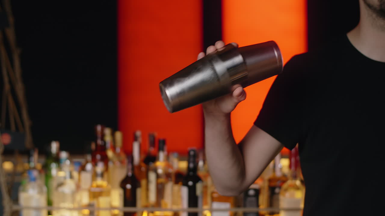 barista che prepara un cocktail