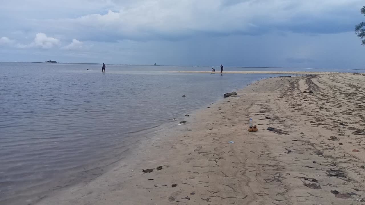 en la playa turística de tanjung ngalo en mamuju, sulawesi occidental