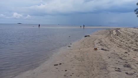 Tourist-at-Tanjung-Ngalo-Beach-in-Mamuju,-West-Sulawesi