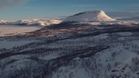 Impresionante-Toma-Aérea-Cinematográfica-Mirando-Hacia-Kilpisjarvi,-Finlandia