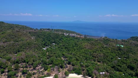 Luftaufnahme-Der-Insel-Phi-Phi-Mit-Türkisfarbenem-Wasser,-Booten,-Luxusresorts-Und-Berglandschaften