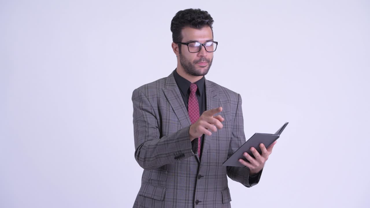 hombre de negocios persa guapo y barbudo en traje.