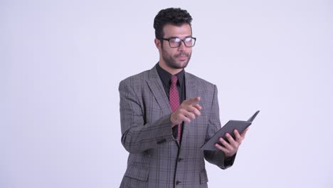 hombre de negocios persa guapo y barbudo en traje.
