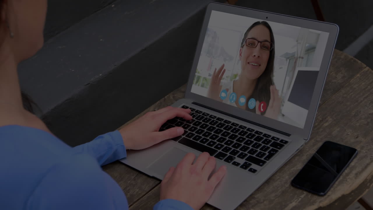 animación de una placa de circuito de computadora sobre una mujer en una llamada de video portátil