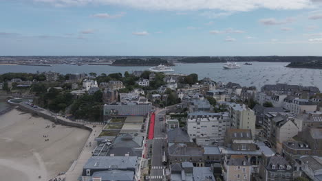 Drone-Volando-Sobre-La-Ciudad-De-Dinard-Con-Puerto-Turístico-En-El-Fondo,-Bretaña-En-Francia