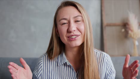 retrato de feliz alegre joven sonriente rubia caucásica mujer médico hablando, consultoría en línea mirando cámara web.