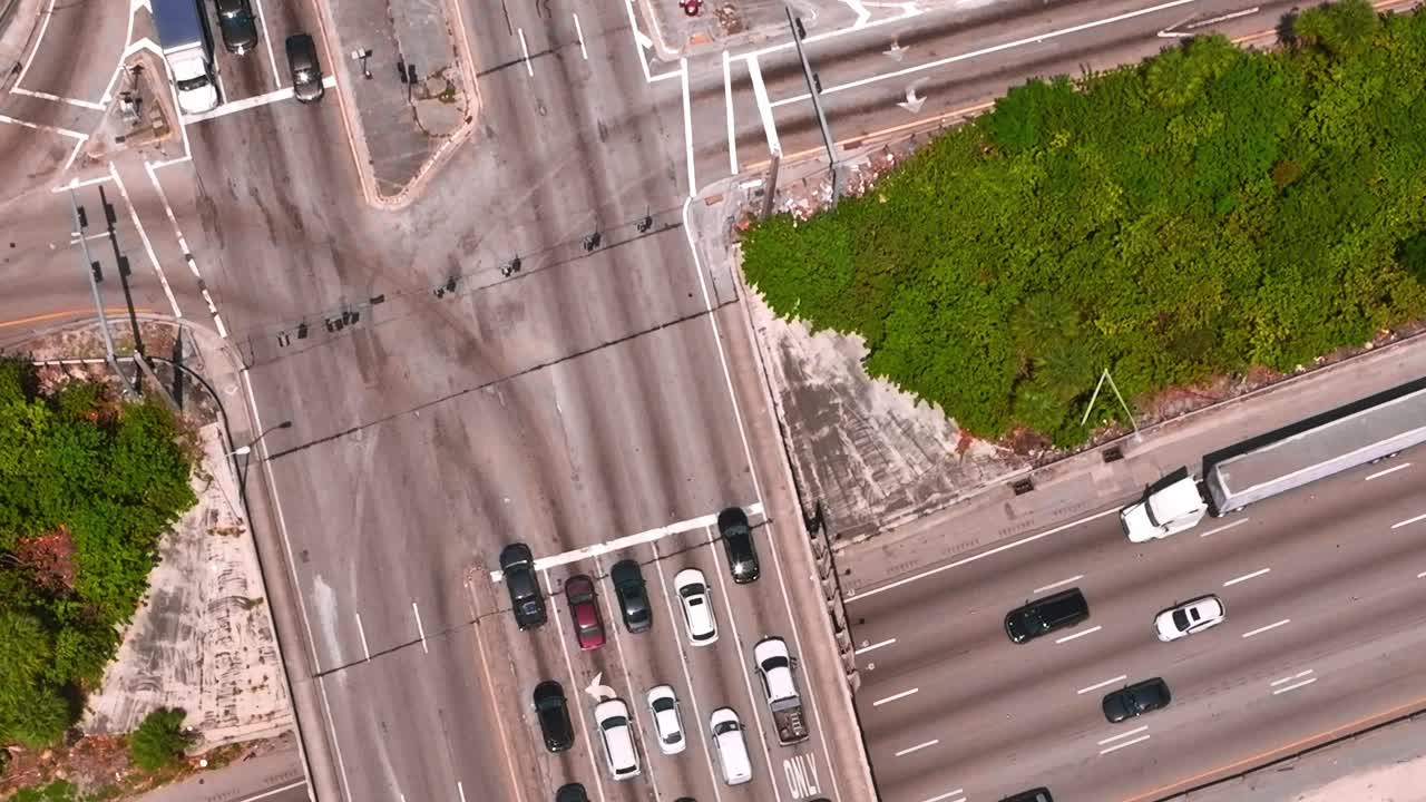 Verkeer stroomt op grote snelweg in Miami, VS gedurende de dag