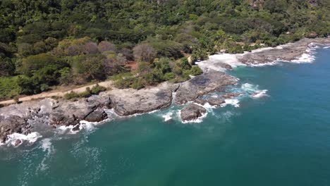 Felsige-Steinküste-Mit-Wellen,-Die-Gegen-Die-Steine-Spritzen-Dji-drohne-Schoss-Costa-Rica