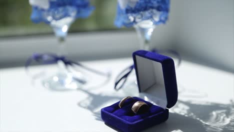 gafas de bodas decoradas y caja de anillos